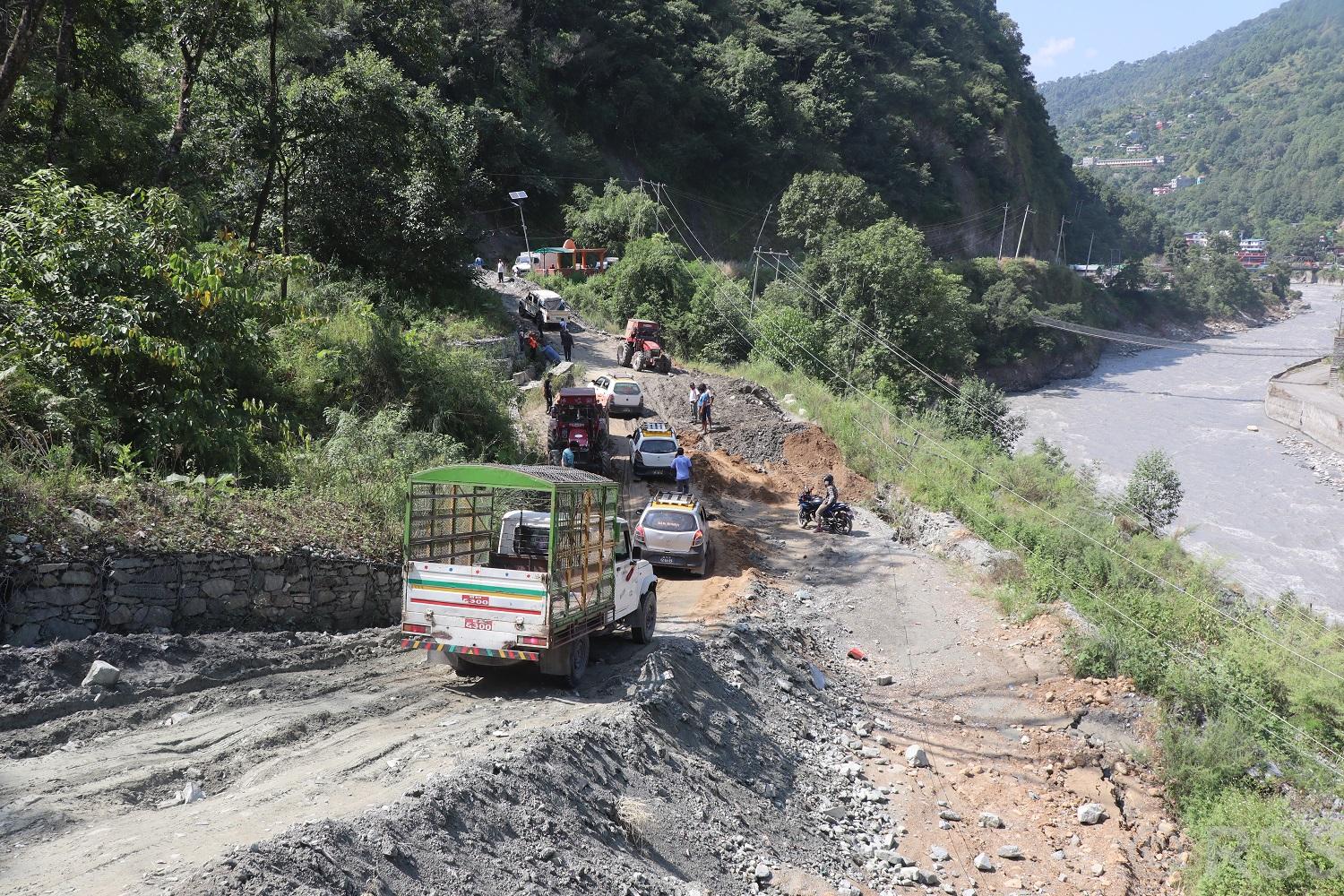 Bhasbhase road damage creates long traffic jams on key Myagdi alternative